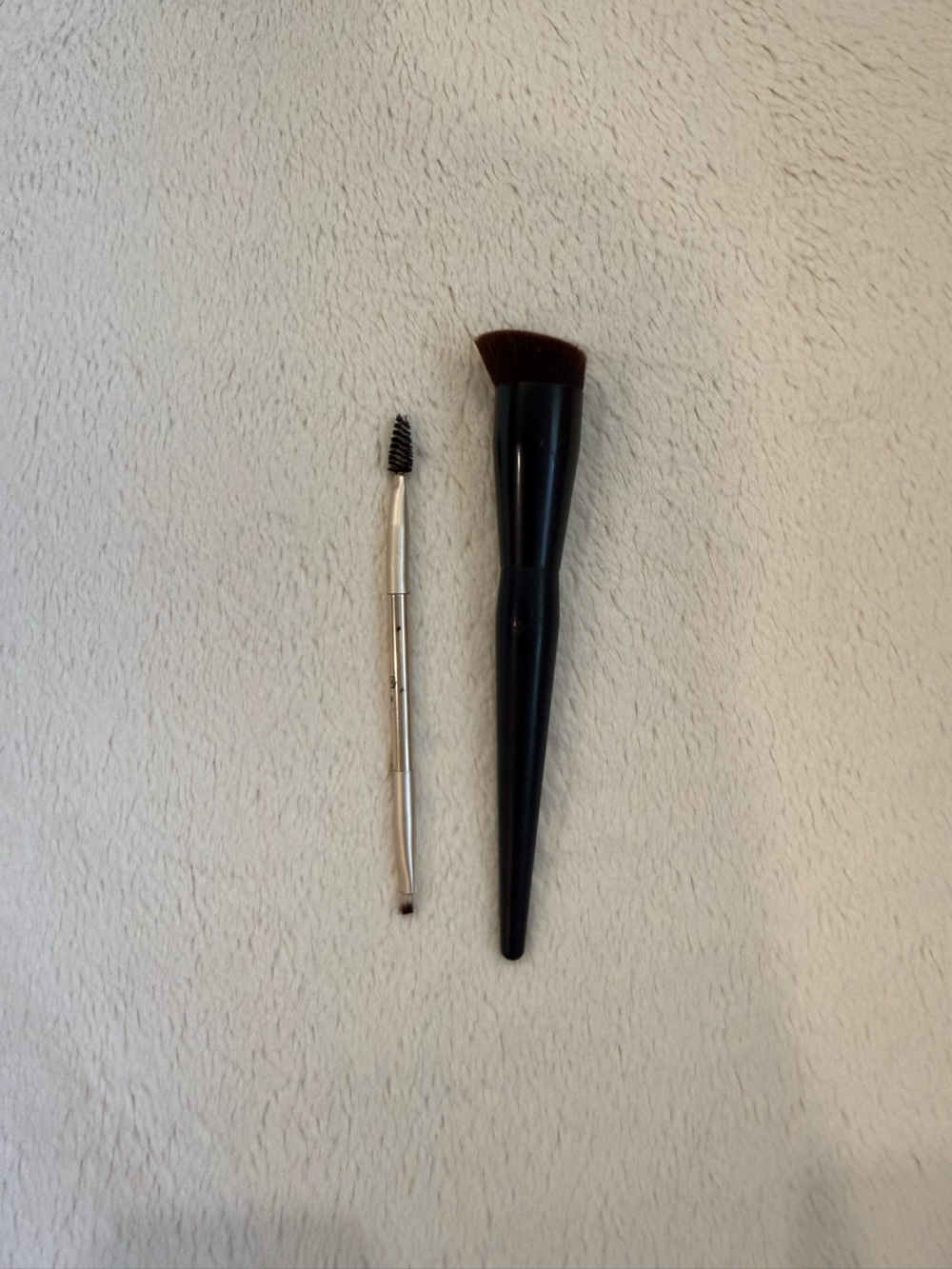 Bundle of Two Makeup Brushes
